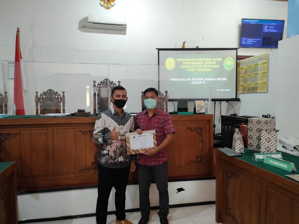 Pemberian Reward Agen Perubahan, PTSP Terbaik dan Honorer Teladan Pengadilan Negeri Nanga Bulik Kelas II