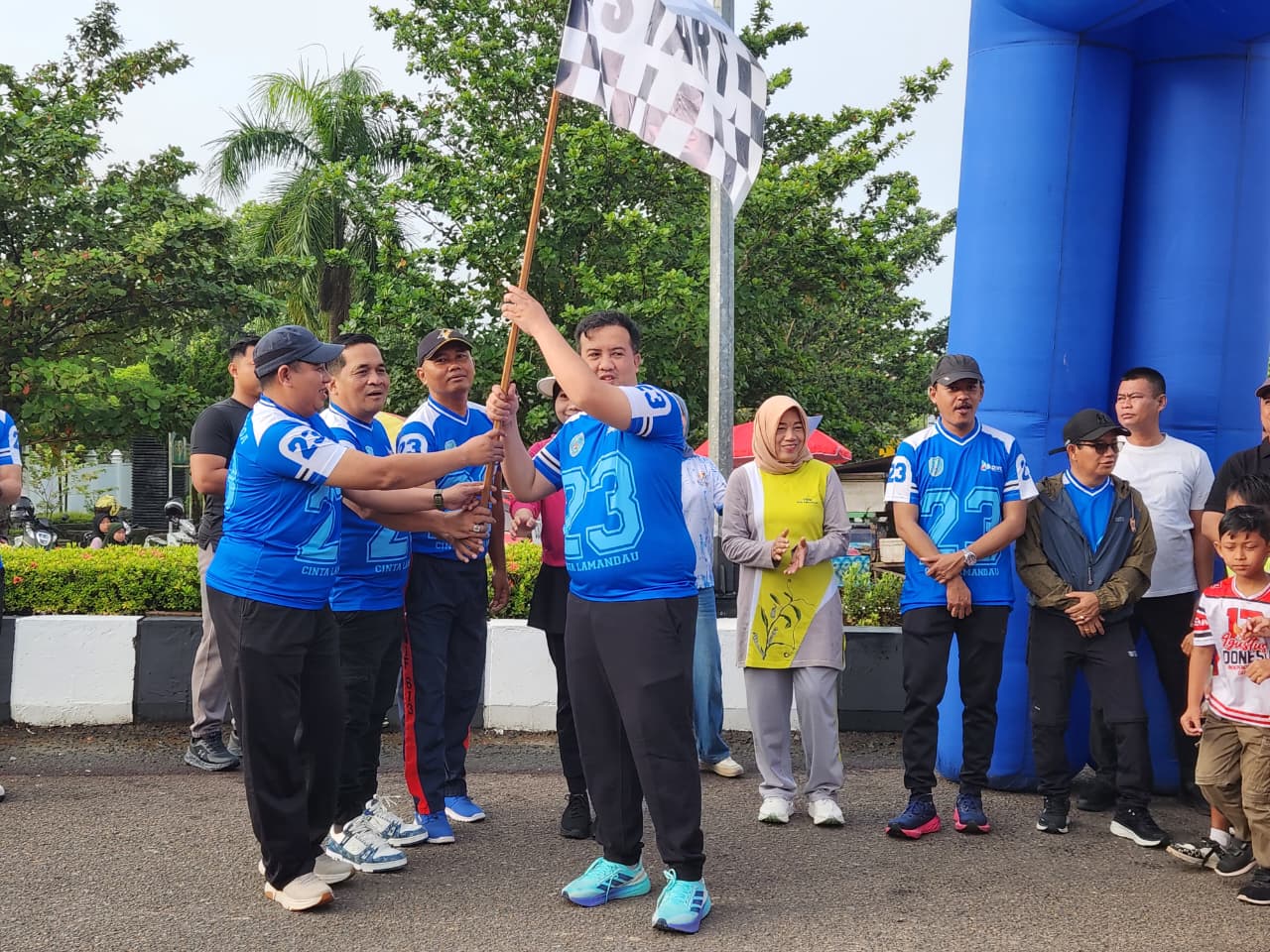 Jalan Sehat dan Apresiasi Pasar Murah dalam Rangka Hari Olahraga Nasional 2025